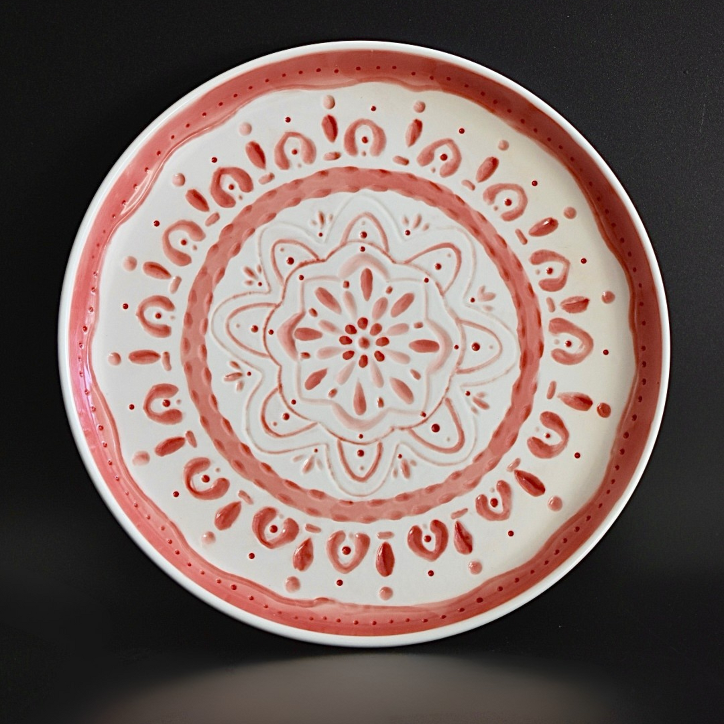 Red and White Engraved Plate / M